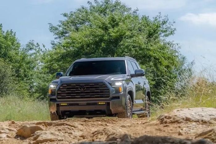 Hệ thống An toàn Sense 4.0 giờ đây cũng được trang bị tiêu chuẩn. Toyota cũng nhấn mạnh bộ biến tần 2,4 kW tích hợp trên Sequoia, dùng để cấp điện cho thiết bị cắm trại hoặc đồ dùng dã ngoại, cùng với đèn LED gắn trên lưới tản nhiệt sáng hơn và đèn sương mù RIGID tùy chọn trên một số phiên bản.