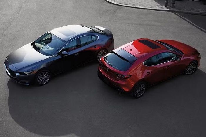 Mazda 3 và CX-30 tại Nhật Bản đã được nâng cấp với động cơ hybrid nhẹ mới, lần đầu tiên xuất hiện trên CX-5 được thiết kế lại . Động cơ này thuộc dòng e-Skyactiv G, là động cơ xăng 4 xi-lanh thẳng hàng hút khí tự nhiên 2.5 lít, được hỗ trợ bởi hệ thống hybrid nhẹ 24 volt (mang thương hiệu M Hybrid).