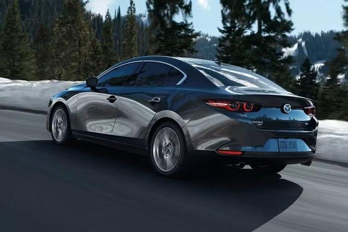 Công nghệ M Hybrid không phải là mới đối với cả hai mẫu xe, vì trước bản cập nhật mới nhất, khách hàng tại Nhật Bản cũng đã có thể sử dụng động cơ PE-VPH 2.0 lít, sản sinh công suất 156PS (154hp hoặc 115kW) tại 6.000 vòng/phút và mô-men xoắn 199Nm tại 4.000 vòng/phút, trong khi mô tơ ISG (mã hiệu MJ) có công suất 6.9PS (6.8hp hoặc 5.1kW) và mô-men xoắn 49Nm.