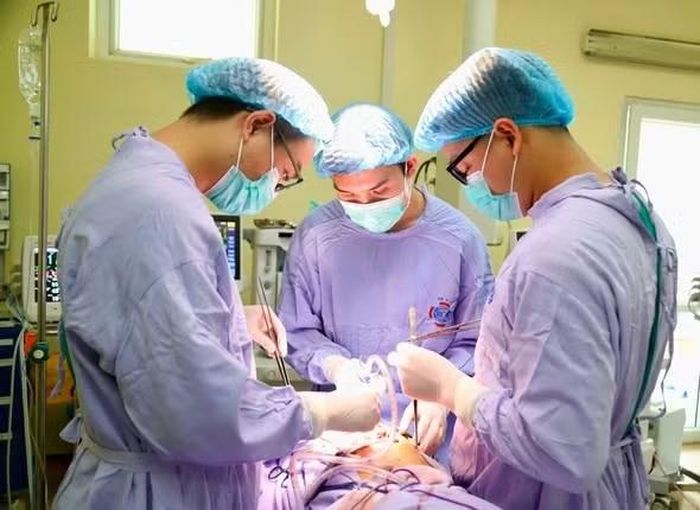 Ê-kíp phẫu thuật cho bệnh nhân - Ảnh BVCC