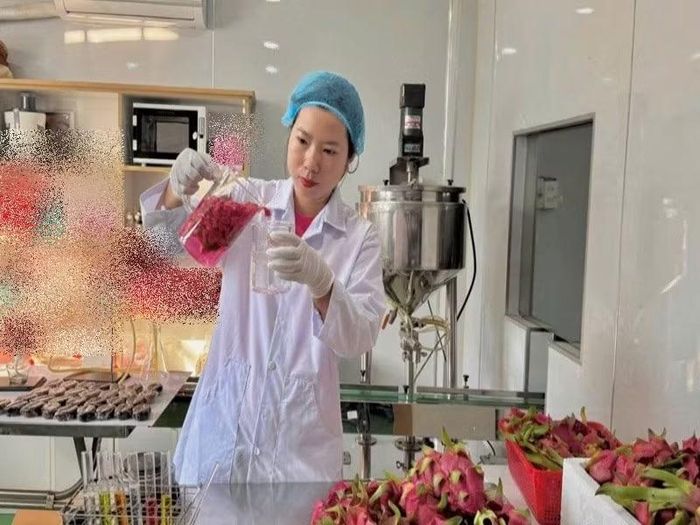 Cô kỹ sư công nghệ hóa học tận dụng vỏ trái thanh long để làm mỹ phẩm. Ảnh: Vnbusiness.