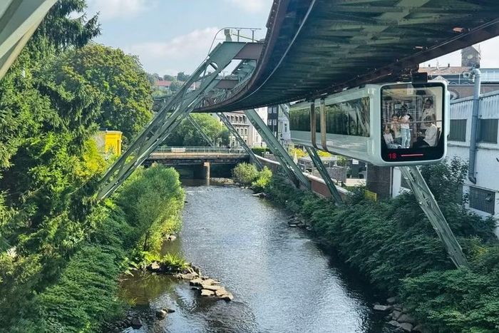 Đường ray treo và 'tàu hỏa bay' ở Wuppertal. Ảnh: Smithsonianmag