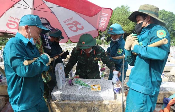 Các lực lượng tiến hành khai quật mộ liệt sĩ để lấy mẫu.