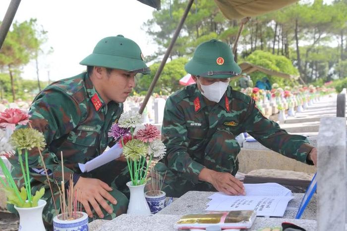 Lực lượng chức năng thực hiện quy trình lấy mẫu hài cốt liệt sĩ.