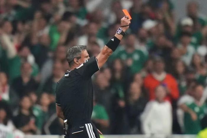 Trọng tài sau đó rút thẻ đỏ với Hincapie vì dùng tay che miệng trong trận gặp đồng chủ nhà Mexico tại vòng 1/16 World Cup 2026. Ảnh: AP.