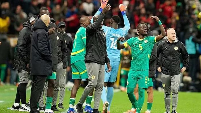 Cầu thủ Senegal rời sân khi gặp Ma Rốc ở Cup bóng đá châu Phi 2026. Ảnh: Africa News.