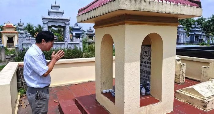 Ông Lê Viết Bằng trước mộ bà nội của mình (Bà mẹ Việt Nam Anh hùng Nguyễn Thị Hoàn cùng 3 người con liệt sĩ).