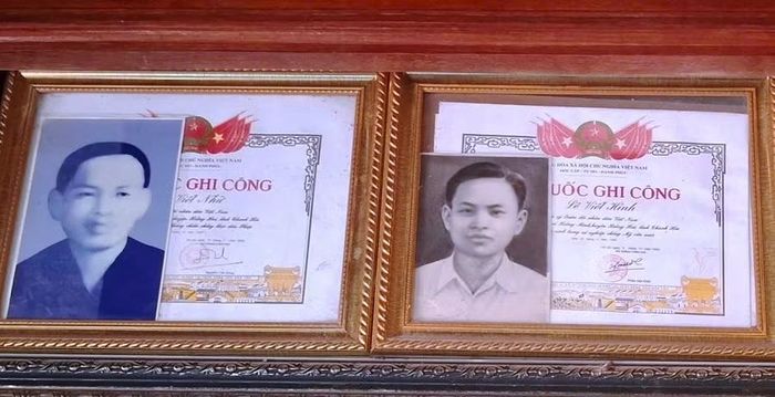Hai bức ảnh và Bằng Tổ quốc ghi công các liệt sĩ Lê Viết Nhữ và Lê Viết Hinh.