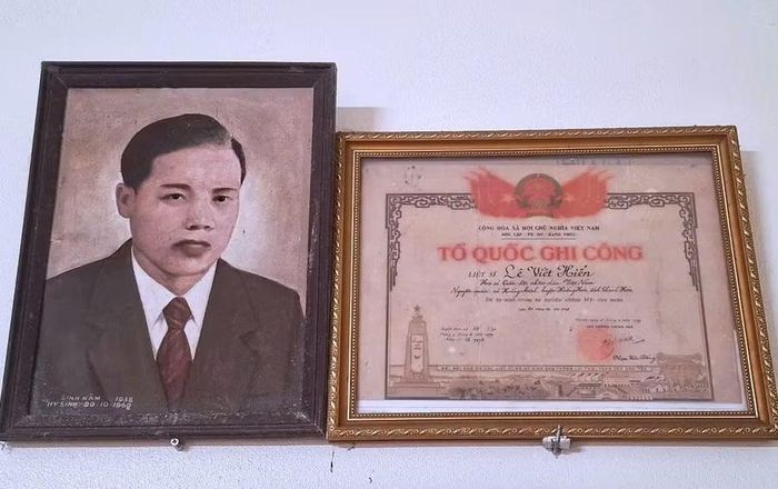Bức ảnh truyền thần và Bằng Tổ quốc ghi công liệt sĩ Lê Viết Hiển.