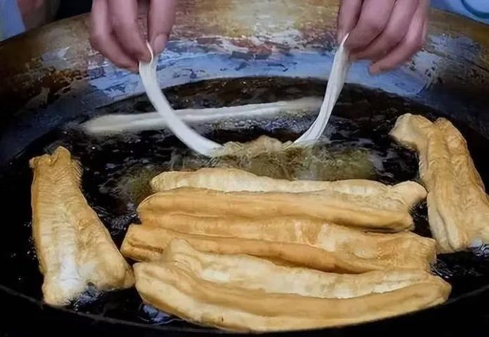 Ăn quẩy lâu dài, vừa tăng nguy cơ béo phì, vừa làm phản ứng viêm mạnh hơn, thậm chí liên quan đến tần suất ung thư đường tiêu hóa tăng lên. (Ảnh: ITN).