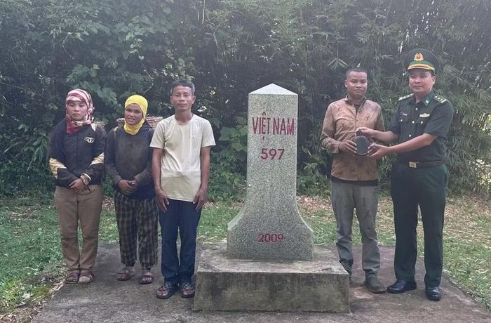 Người dân cung cấp thông tin về vị trí nghi có mộ liệt sĩ bộ đội.