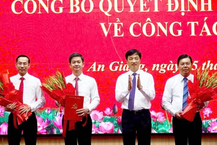 Ông Lê Quang Tùng (thứ 2 từ trái sang) giữ chức Bí thư Tỉnh ủy An Giang nhiệm kỳ 2025 - 2030.