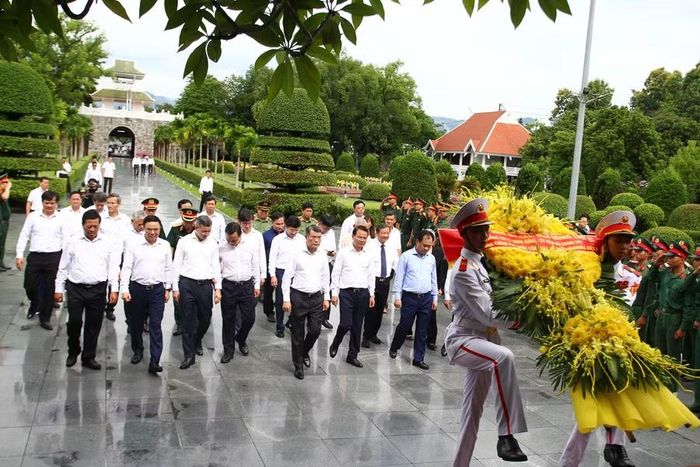 Thủ tướng cùng đoàn công tác dâng hoa tại Nghĩa trang Liệt sĩ A1.