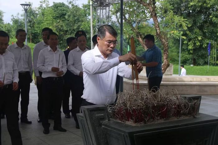 Thủ tướng Lê Minh Hưng cùng đoàn công tác dâng hương, dâng hoa tưởng niệm các Anh hùng, liệt sĩ tại Đền thờ Liệt sĩ Chiến trường Điện Biên Phủ.