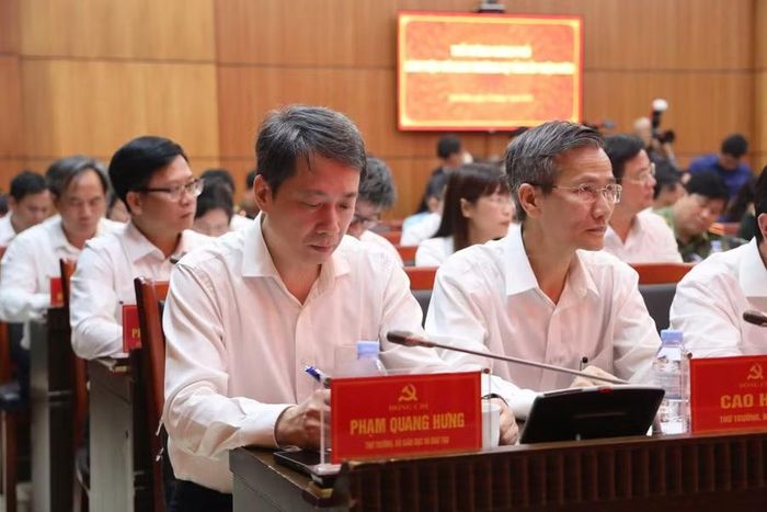 Thứ trưởng Bộ GD&ĐT Phạm Quang Hưng (ngoài cùng bên trái) dự buổi làm việc.