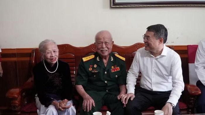 Thủ tướng Chính phủ Lê Minh Hưng tới thăm, tặng quà động viên gia đình ông Phí Hương Dũng, thương binh 42%, đang sinh sống tại phường Điện Biên Phủ.