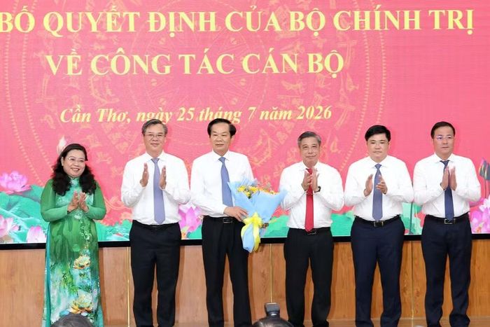 Thường trực Thành ủy Cần Thơ tặng hoa chúc mừng tân Bí thư Thành ủy. Ảnh: MT.