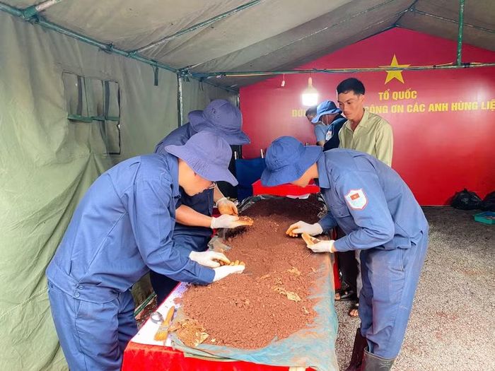 Cán bộ, chiến sĩ Đội K72 thuộc Bộ Chỉ huy Quân sự thành Đồng Nai cẩn trọng, tỉ mỉ bóc tách từng lớp đất để tìm các phần xương, mảnh vải, một số di vật còn sót lại sau chiến tranh.