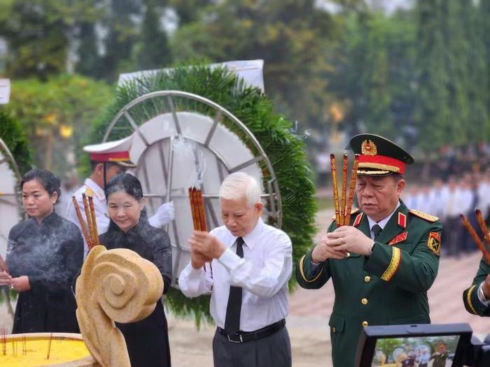 Trước khi buổi lễ chính thức diễn ra, các đại biểu dâng hoa, dâng hương tại Tượng đài Chiến thắng Chốt chặn Tàu Ô (thuộc Khu phố Tàu Ô, phường Tân Khai, thành phố Đồng Nai).