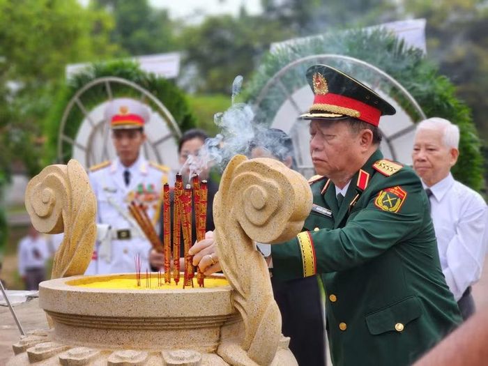 Đại tướng Nguyễn Trọng Nghĩa, Ủy viên Bộ Chính trị, Bí thư Trung ương Đảng, Ủy viên Thường vụ Quân ủy Trung ương, Chủ nhiệm Tổng cục Chính trị Quân đội nhân dân Việt Nam, dâng hương tại Tượng đài Chiến thắng Chốt chặn Tàu Ô.