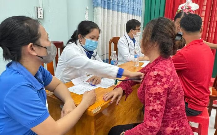 Khám bệnh và cấp, phát thuốc miễn phí cho người dân.