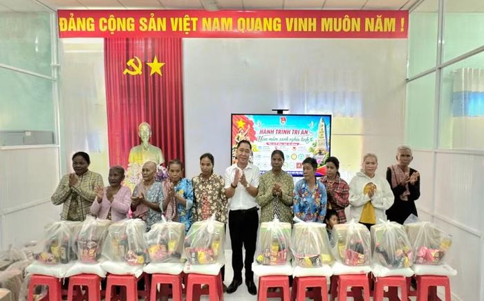 Trao tặng quà cho gia đình chính sách, người có công.