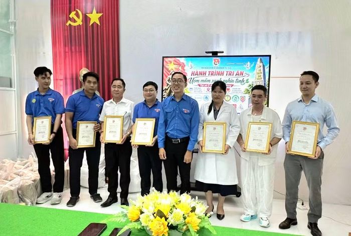 Trao Thư cảm ơn các thành viên tham gia chương trình.