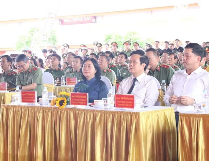 Các đại biểu tham dự buổi lễ.