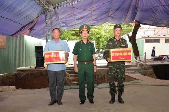 Đại tướng Phan Văn Giang trao tặng những phần quà ý nghĩa cho cán bộ, chiến sĩ cùng lực lượng đang trực tiếp làm nhiệm vụ tại Công viên Lê Thị Riêng.