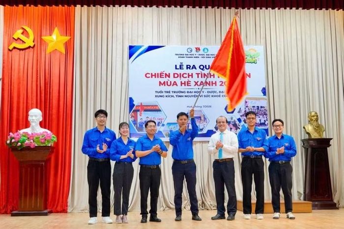 Trao cờ lệnh cho đội hình tình nguyện, chính thức phát động chiến dịch tình nguyện Mùa Hè xanh 2026.