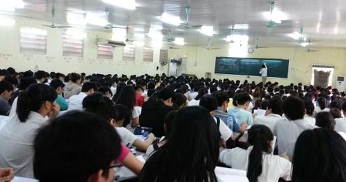 Việc tổ chức nhiều kỳ thi như trước đây đã tạo nhiều áp lực cho học sinh và phụ huynh. Trong ảnh là một lớp luyện thi cấp tốc, với hàng trăm học sinh từ các địa phương phải xa gia đình về các thành phố lớn để ôn luyện trước kỳ thi.