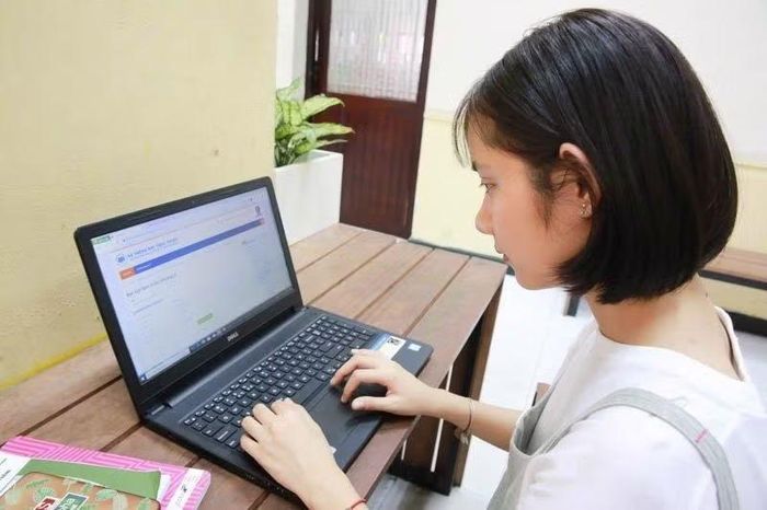 Hiện nay, toàn bộ quy trình đăng ký, điều chỉnh nguyện vọng và nộp lệ phí được thực hiện trực tuyến trên Hệ thống tuyển sinh chung của Bộ GD&amp;ĐT, giúp thí sinh có thể thực hiện ở bất cứ đâu, giảm chi phí đi lại, đơn giản hóa thủ tục và bảo đảm minh bạch trong xử lý dữ liệu.