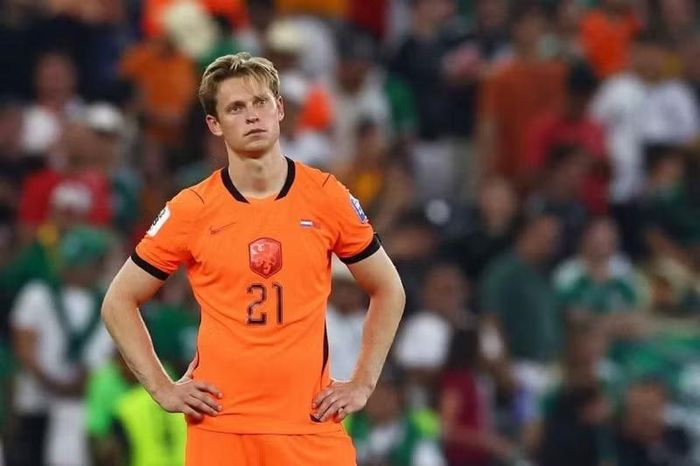 Barca vừa đón tin kém vui khi Frenkie de Jong được xác định bị rách dây chằng bên trong đầu gối phải, chấn thương gặp phải khi khoác áo đội tuyển Hà Lan tại World Cup 2026.