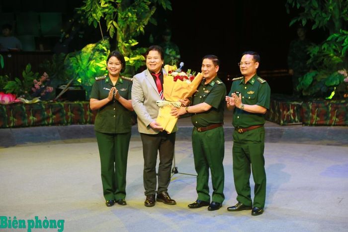 Đại tá Nguyễn Quốc Hiếu tặng hoa chúc mừng Nghệ sĩ nhân dân Tống Toàn Thắng, Giám đốc Liên đoàn Xiếc Việt Nam trước khi buổi diễn bắt đầu. Ảnh: Cẩm Linh