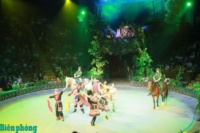 Đại cảnh "Vó ngựa biên cương" - điểm nhấn của chương trình - tái hiện sinh động tình quân dân gắn bó. Ảnh: Cẩm Linh