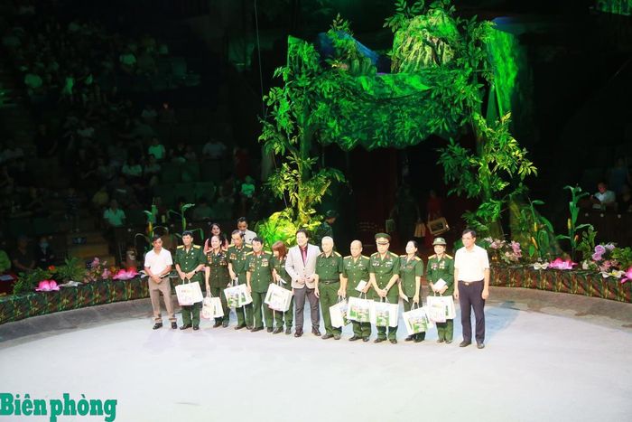 Trong khuôn khổ chương trình, Liên đoàn Xiếc Việt Nam và các đơn vị đồng hành đã tổ chức hoạt động tri ân, trao những phần quà thiết thực tặng thương binh, bệnh binh, gia đình liệt sĩ và người có công với cách mạng. Ảnh: Cẩm Linh