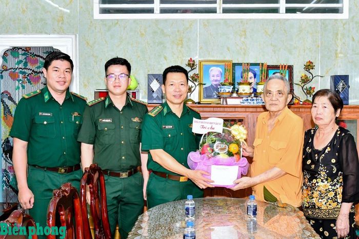 Đại tá Phạm Lê Xuân Bình, Chỉ huy trưởng Bộ đội Biên phòng thành phố Cần Thơ tặng quà gia đình Đại tá Lê Minh Cơ, Anh hùng Lực lượng vũ trang nhân dân, nguyên Chỉ huy trưởng Bộ đội Biên phòng tỉnh Sóc Trăng (nay là Bộ đội Biên phòng thành phố Cần Thơ) nhân dịp kỷ niệm 79 năm Ngày Thương binh - Liệt sĩ (27/7/1947 - 27/7/2026). Ảnh: Văn Long