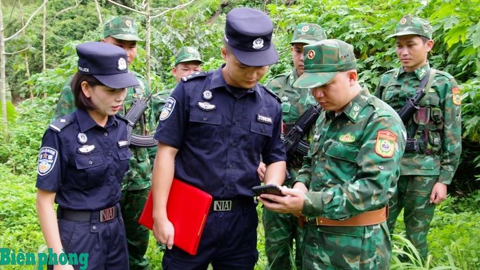 Đội tuần tra Liên hợp số 3 Bộ đội Biên phòng tỉnh Lai Châu và 2 sĩ quan liên lạc trao đổi thông tin tại thực địa. Ảnh: Đức Duẩn