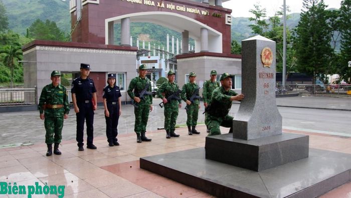 Đội tuần tra Liên hợp số 3 Bộ đội Biên phòng tỉnh Lai Châu và 2 sĩ quan liên lạc tại mốc quốc giới số 66(2). Ảnh: Đức Duẩn