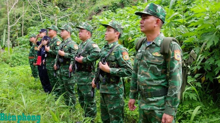 Đội tuần tra Liên hợp số 3 Bộ đội Biên phòng tỉnh Lai Châu và 2 sĩ quan liên lạc tại khu vực biên giới. Ảnh: Đức Duẩn