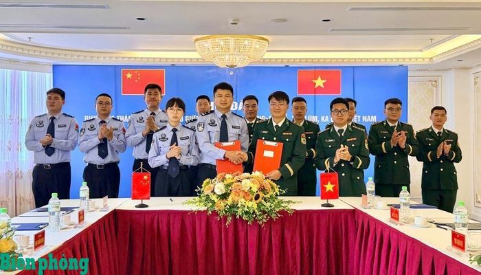 Hai bên ký kết biên bản hội đàm. Ảnh: Văn Hợi