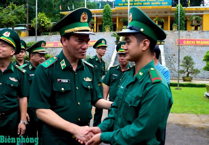 Trung tướng Vũ Trung Kiên gặp gỡ, động viên chiến sĩ mới tại Đồn Biên phòng Thanh Luông. Ảnh: Thanh Xuân