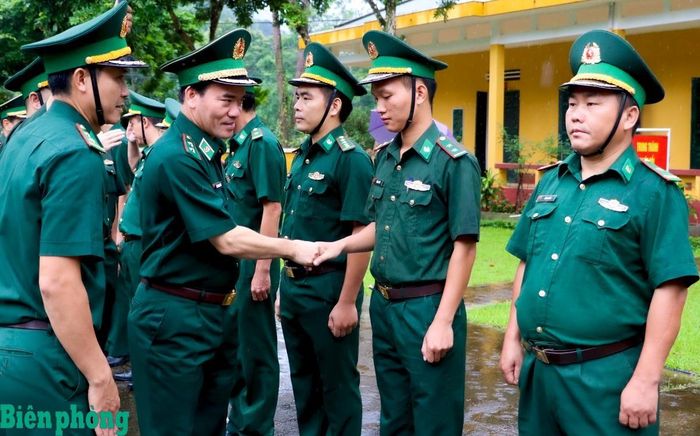 Trung tướng Vũ Trung Kiên, Ủy viên Ban Chấp hành Trung ương Đảng, Ủy viên Quân ủy Trung ương, Tư lệnh Bộ đội Biên phòng cùng đoàn công tác Bộ Tư lệnh Bộ đội Biên phòng đến thăm, kiểm tra tại Đồn Biên phòng Thanh Luông, Bộ đội Biên phòng tỉnh Điện Biên. Ảnh: Thanh Xuân