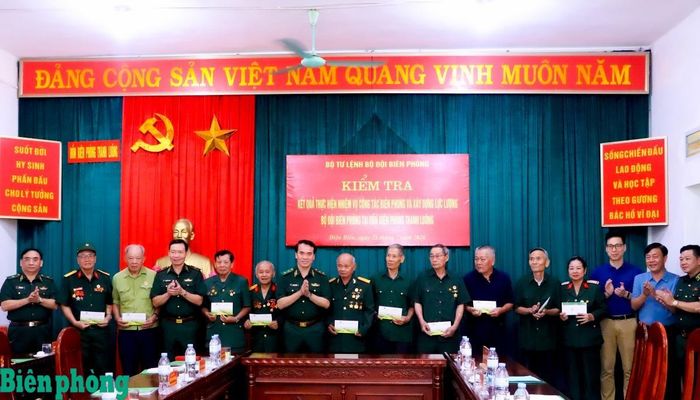 Trung tướng Vũ Trung Kiên và đại diện Bệnh viện Nam học và hiếm muộn Hà Nội, cùng các thành viên đoàn công tác trao quà tặng các thương binh, bệnh binh, cựu chiến binh, người có công trên địa bàn xã Thanh Nưa, tỉnh Điện Biên. Ảnh: Thanh Xuân