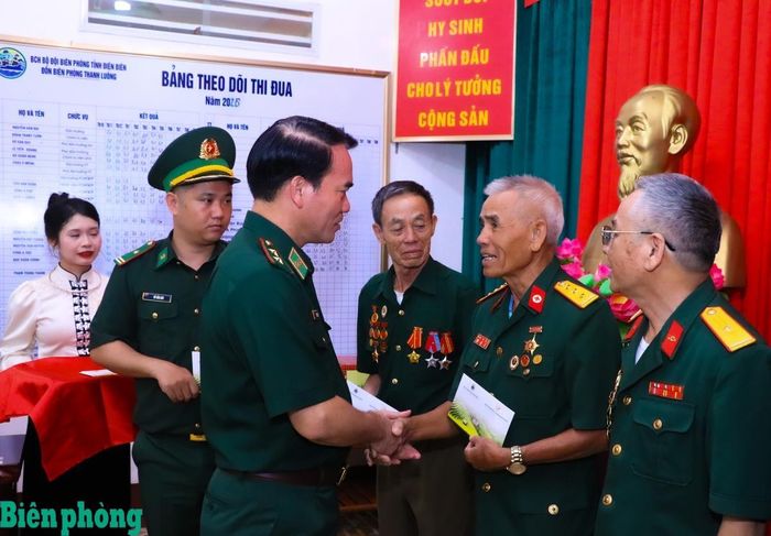 Trung tướng Vũ Trung Kiên thăm hỏi, động viên, tặng quà các thương binh, bệnh binh, cựu chiến binh, người có công trên địa bàn xã Thanh Nưa, tỉnh Điện Biên. Ảnh: Thanh Xuân