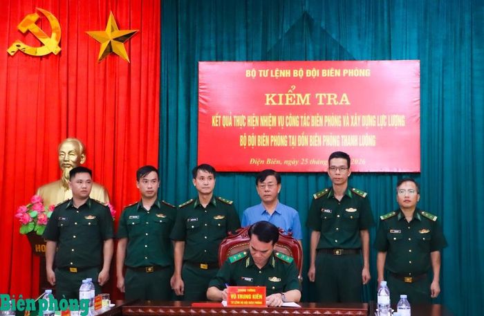 Trung tướng Vũ Trung Kiên ghi sổ vàng truyền thống Đồn Biên phòng Thanh Luông. Ảnh: Thanh Xuân