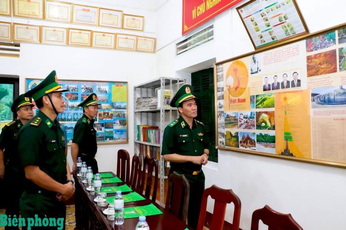 Trung tướng Vũ Trung Kiên kiểm tra phòng Hồ Chí Minh tại Đồn Biên phòng Thanh Luông. Ảnh: Thanh Xuân