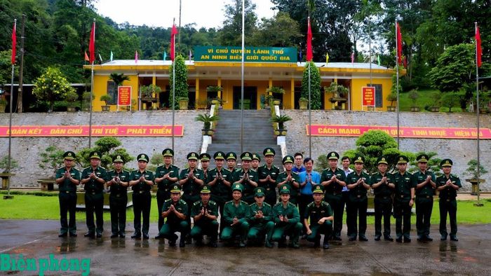 Trung tướng Vũ Trung Kiên cùng đoàn công tác chụp ảnh lưu niệm với cán bộ, chiến sĩ Đồn Biên phòng Thanh Luông. Ảnh: Thanh Xuân