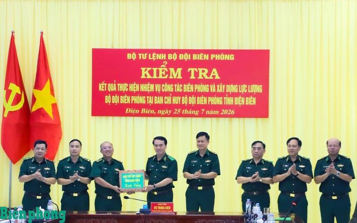 Đại tá Phan Văn Hóa trao quà lưu niệm của Ban Chỉ huy Bộ đội Biên phòng tỉnh Điện Biên tặng Đoàn công tác Bộ Tư lệnh Bộ đội Biên phòng. Ảnh: Thanh Xuân