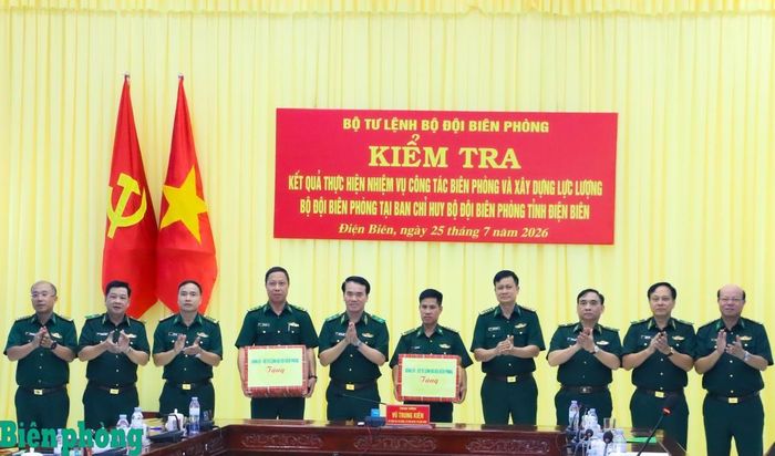 Trung tướng Vũ Trung Kiên trao quà của Bộ Tư lệnh Bộ đội Biên phòng tặng Đồn Biên phòng cửa khẩu quốc tế Tây Trang và Đồn Biên phòng Pa Thơm. Ảnh: Thanh Xuân